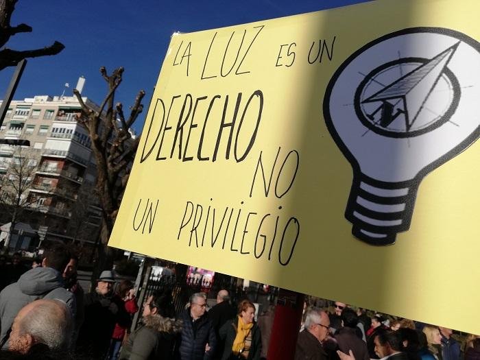 Más de 100 organizaciones exigen al Gobierno que acabe con los cortes de luz que se reparten por todo el Estado