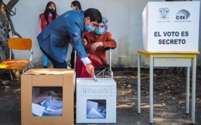 #EcuadorDecide 2021: Andrés Arauz, quien lidera todas las encuestas, acompañó a su abuela de 106 años a votar