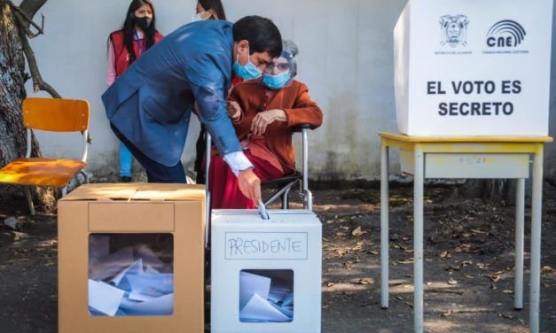 #EcuadorDecide 2021: Andrés Arauz, quien lidera todas las encuestas, acompañó a su abuela de 106 años a votar