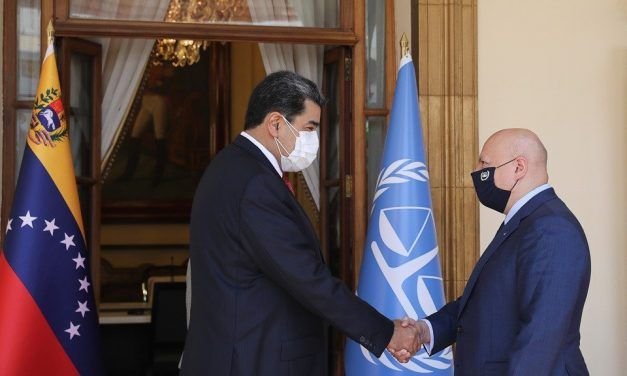 El Fiscal Jefe de la Corte Penal Internacional, Karim Asad Ahmad Khan, es recibido por el presidente Nicolás Maduro en el Palacio de Miraflores