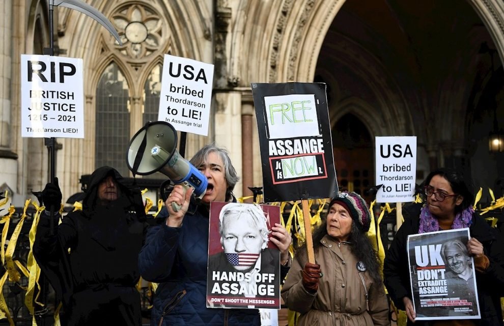Assange vs Pinochet o las falacias de la democracia liberal
