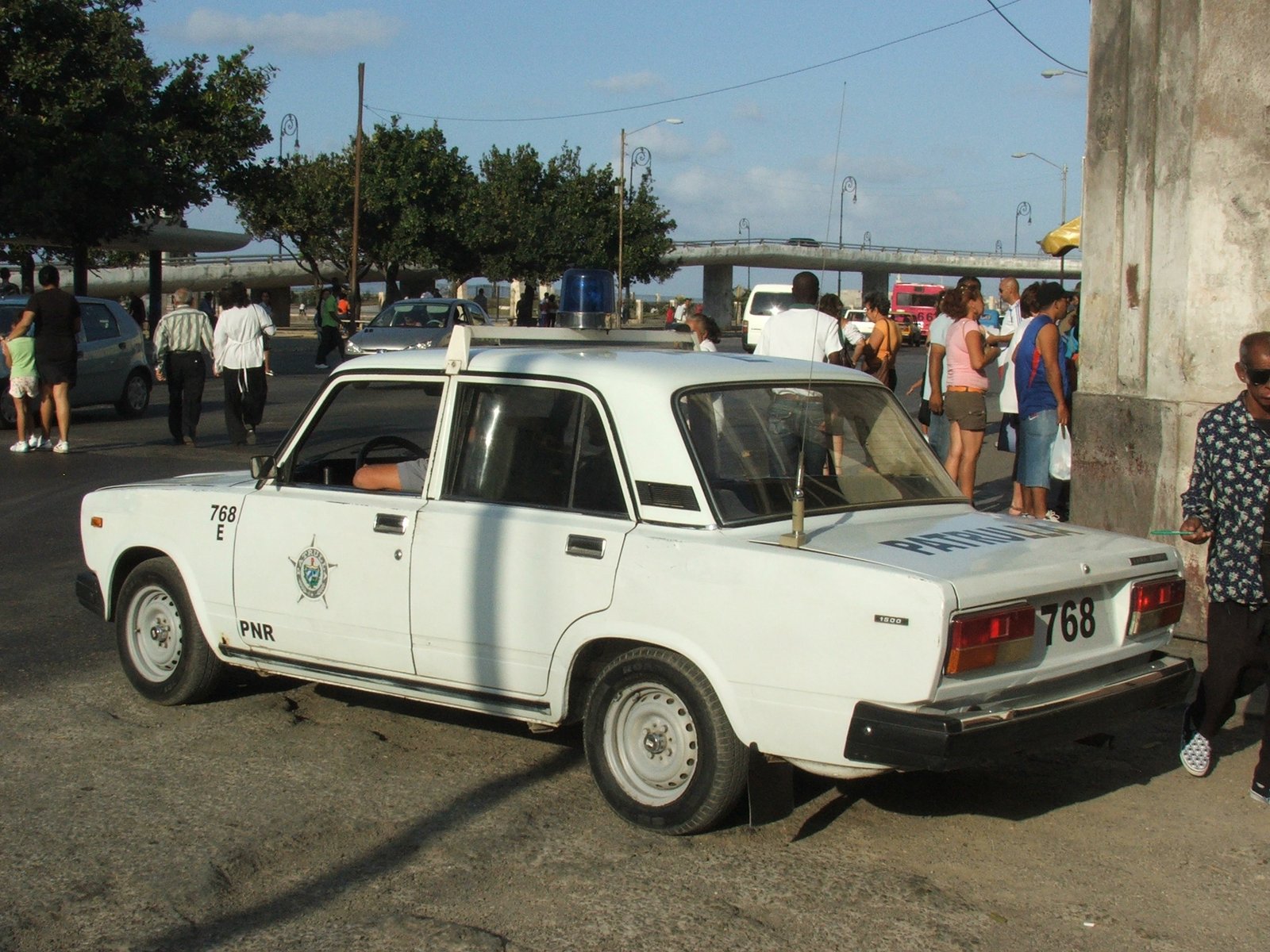 Lada_police_Cuba_4534