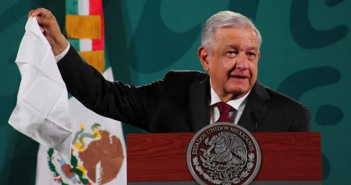 amlo-con-panuelo-blanco
