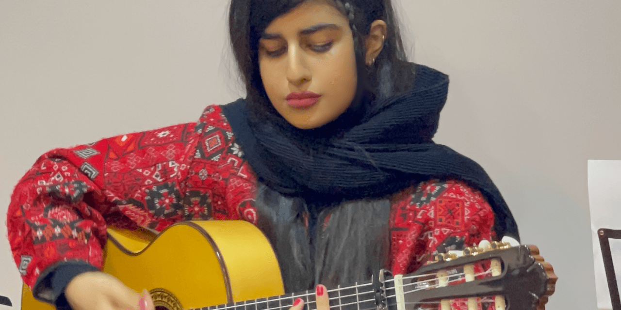 “El flamenco tiene un sentimiento profundo y puro, que mantiene vivo el fuego de la emoción interior, y por eso el número de músicos flamencos en Irán aumenta día a día”