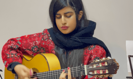 “El flamenco tiene un sentimiento profundo y puro, que mantiene vivo el fuego de la emoción interior, y por eso el número de músicos flamencos en Irán aumenta día a día”