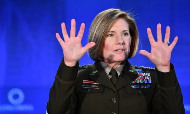 Laura Richardson intenta reavivar el Estatuto del coloniaje